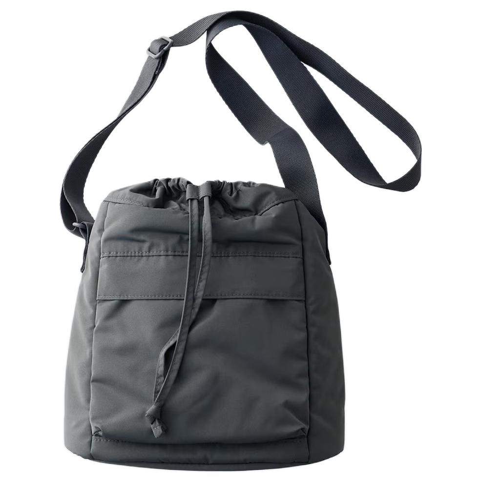 Полиэстеровая кроссбоди сумка через плечо унисекс серая UNIQLO, серый
Полиэстеровая кроссбоди сумка через плечо унисекс серая UNIQLO, серый