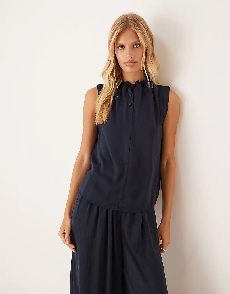 Топ без рукавов AWARE с плиссировкой и высоким воротом, темно-синий
Топ без рукавов AWARE с плиссировкой и высоким воротом, темно-синий