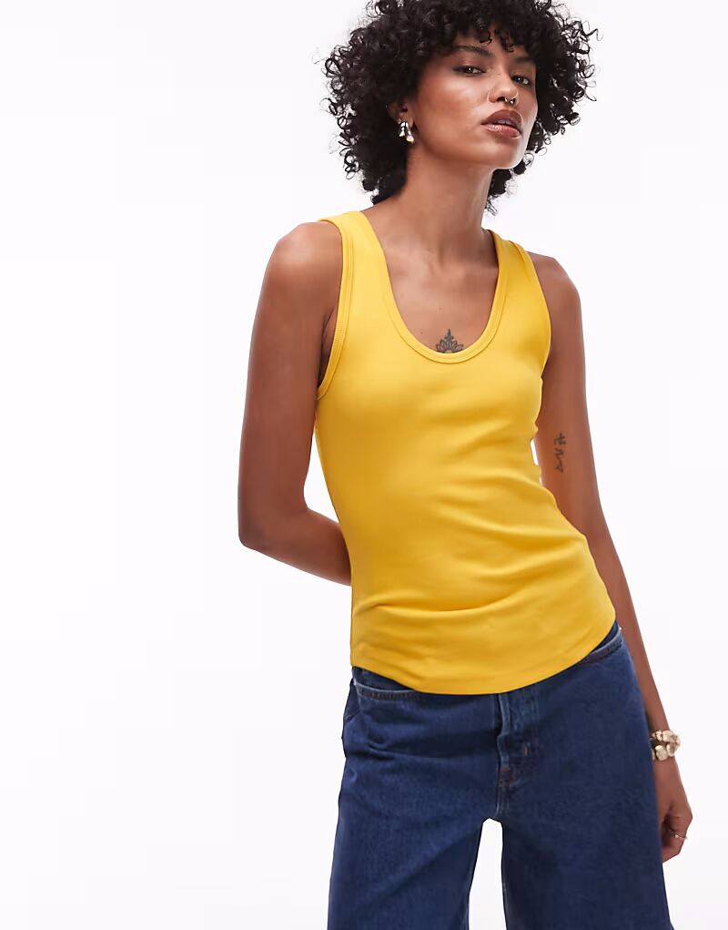 Трикотажный топ ARKET в рубчик с круглым вырезом желтого цвета
Трикотажный топ ARKET в рубчик с круглым вырезом желтого цвета