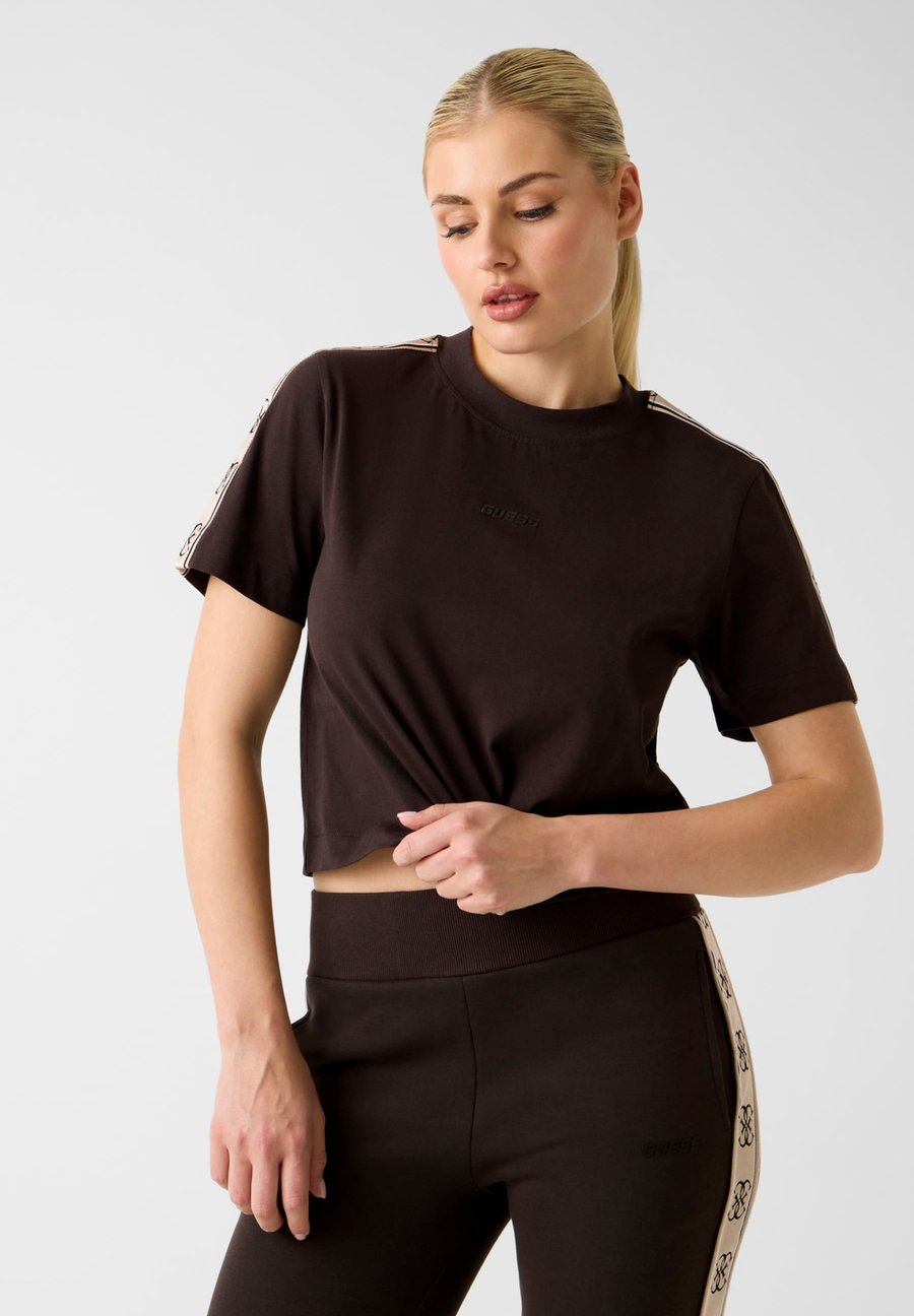 Футболка Guess BRITNEY CROP TEE, Dunkelbraun/Dark Brown, Коричневый, Футболка Guess BRITNEY CROP TEE, Dunkelbraun/Dark Brown
Футболка Guess BRITNEY CROP TEE, Dunkelbraun/Dark Brown, Коричневый, Футболка Guess BRITNEY CROP TEE, Dunkelbraun/Dark Brown