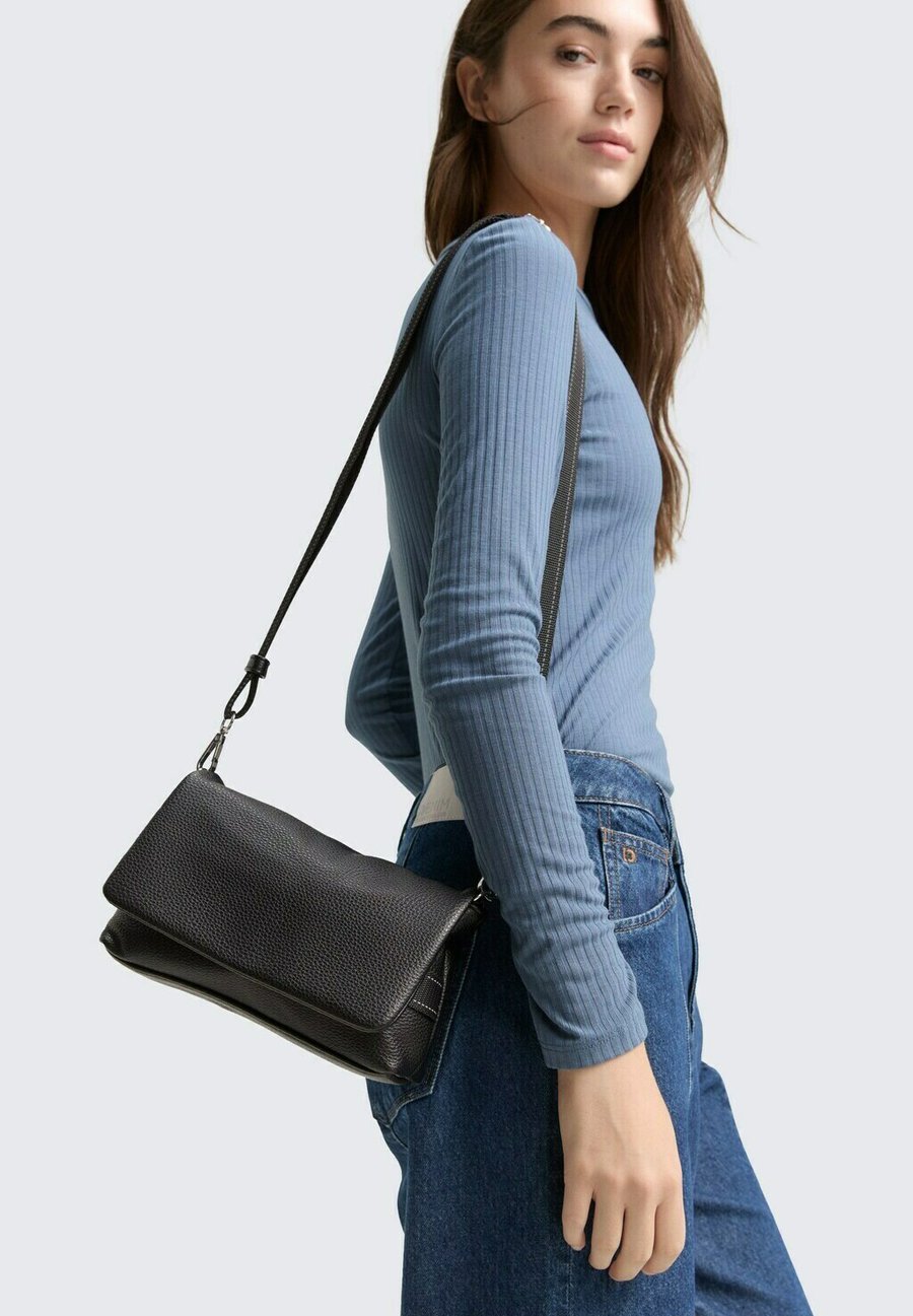 Сумка кросс-боди TOM TAILOR DENIM MARLOW UMHÄNGE MIT LOGO-DETAIL, Schwarz/Black/Black
Сумка кросс-боди TOM TAILOR DENIM MARLOW UMHÄNGE MIT LOGO-DETAIL, Schwarz/Black/Black