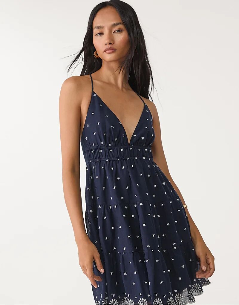 Короткое вышитое платье Stradivarius темно-синего цвета
Короткое вышитое платье Stradivarius темно-синего цвета