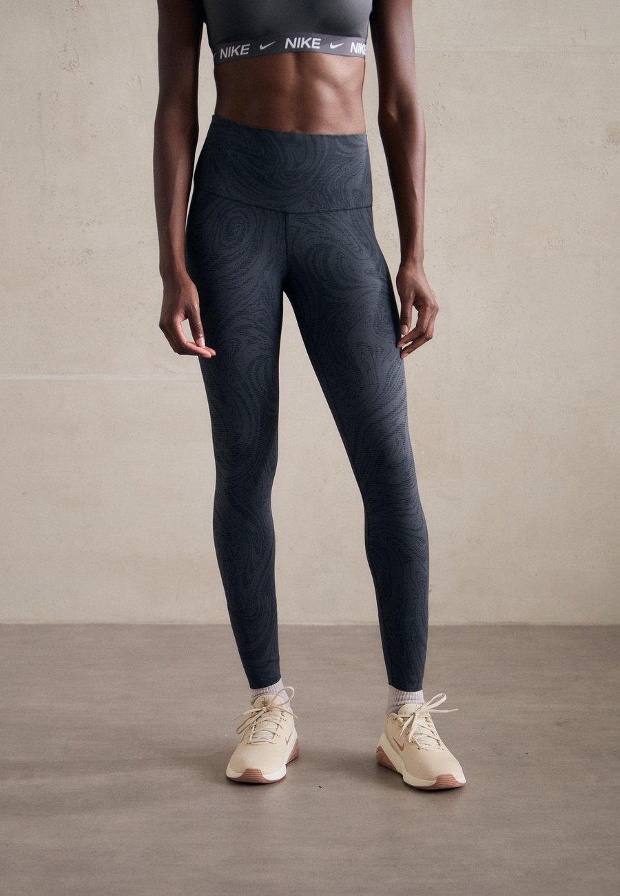Леггинсы Nike Performance ZENVY 7/8, Black/Dark Smoke Grey/Black
Леггинсы Nike Performance ZENVY 7/8, Black/Dark Smoke Grey/Black