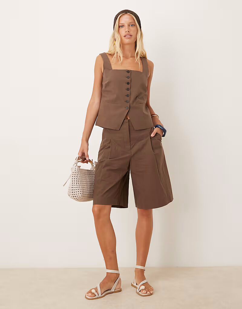 Строгий жилет с квадратным вырезом, коричневый цвет Mango
Строгий жилет с квадратным вырезом, коричневый цвет Mango