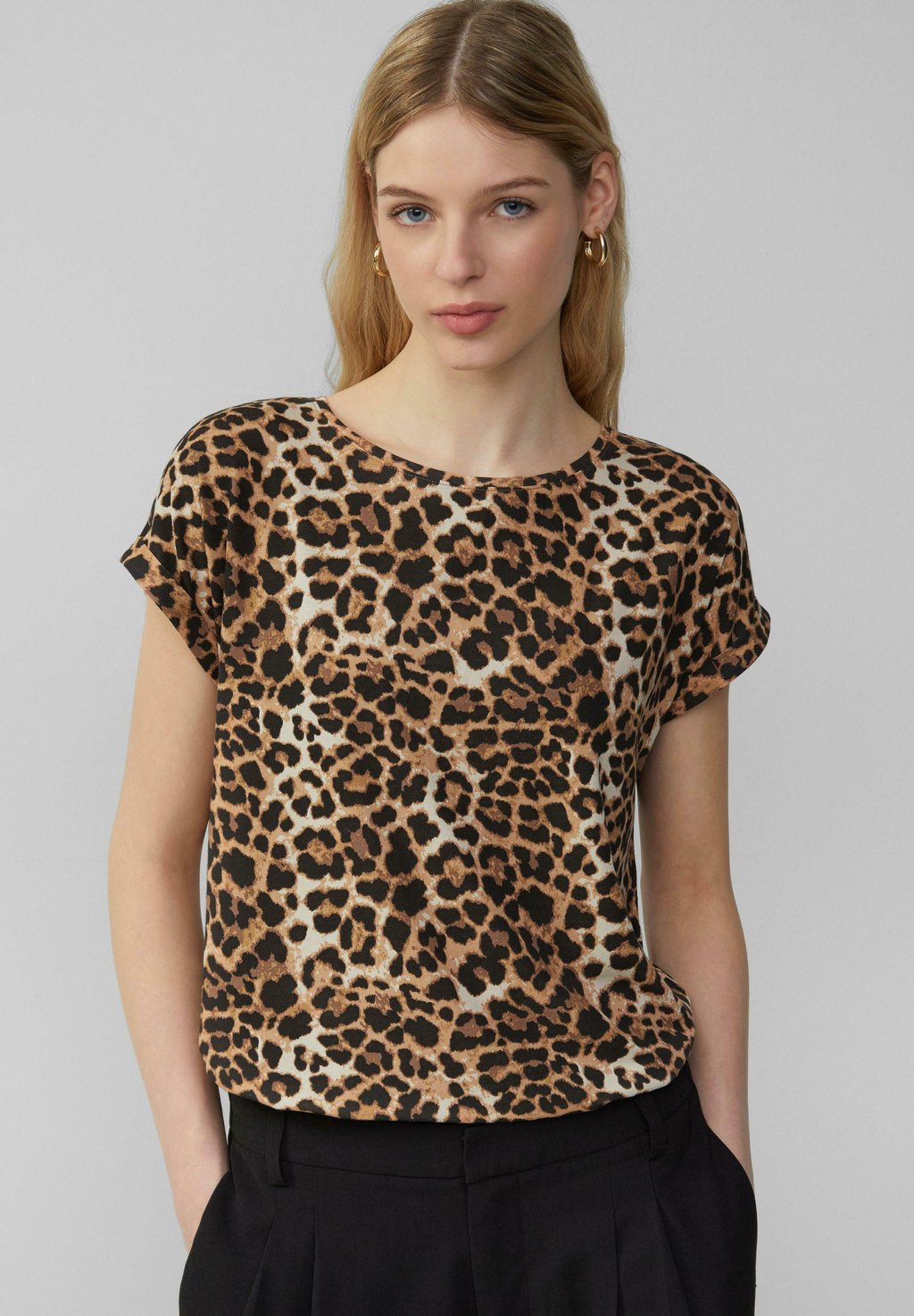 Футболка с принтом QS, черный 
Футболка с принтом QS, черный