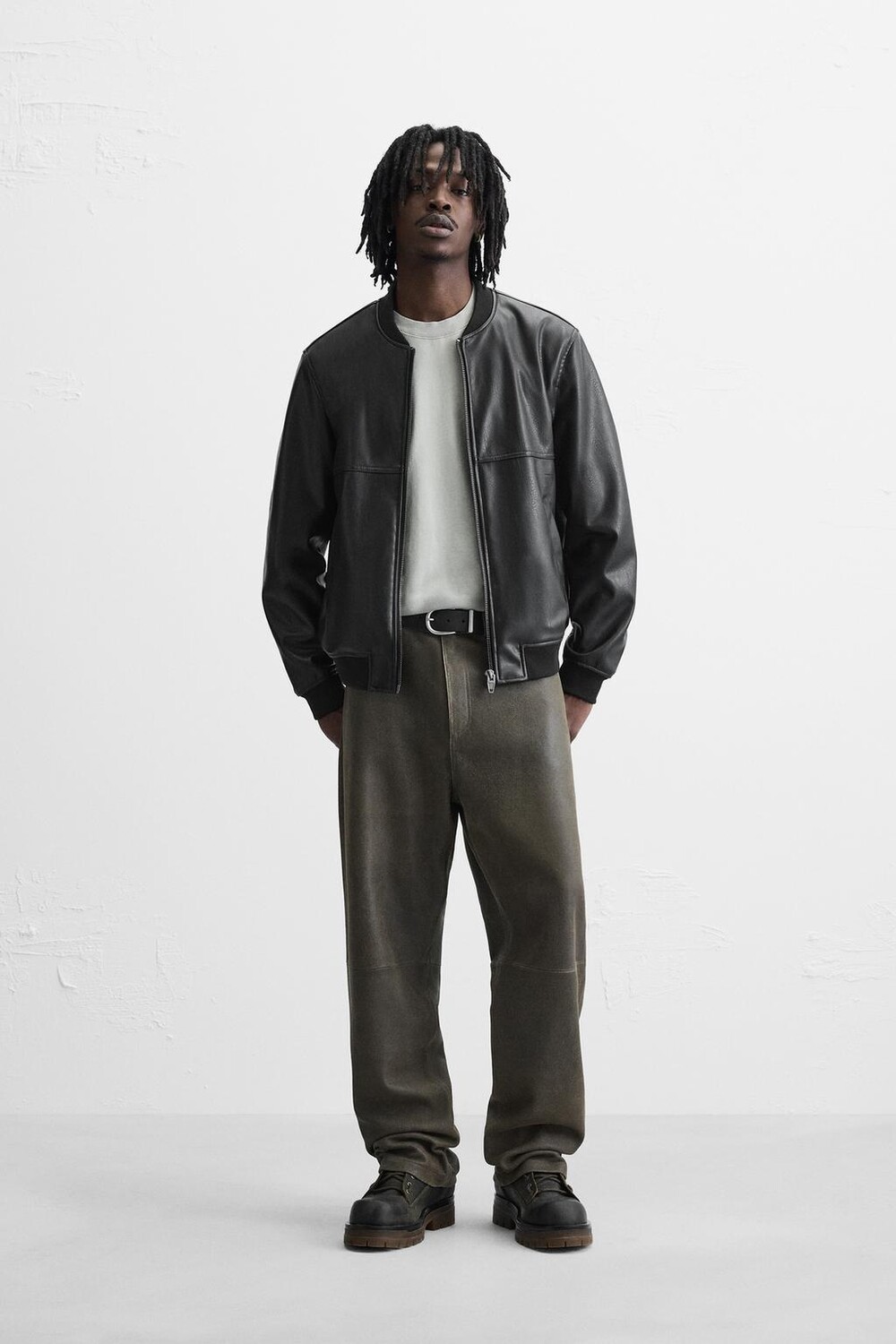 Куртка-бомбер с эффектом кожи ZARA, черный
Куртка-бомбер с эффектом кожи ZARA, черный