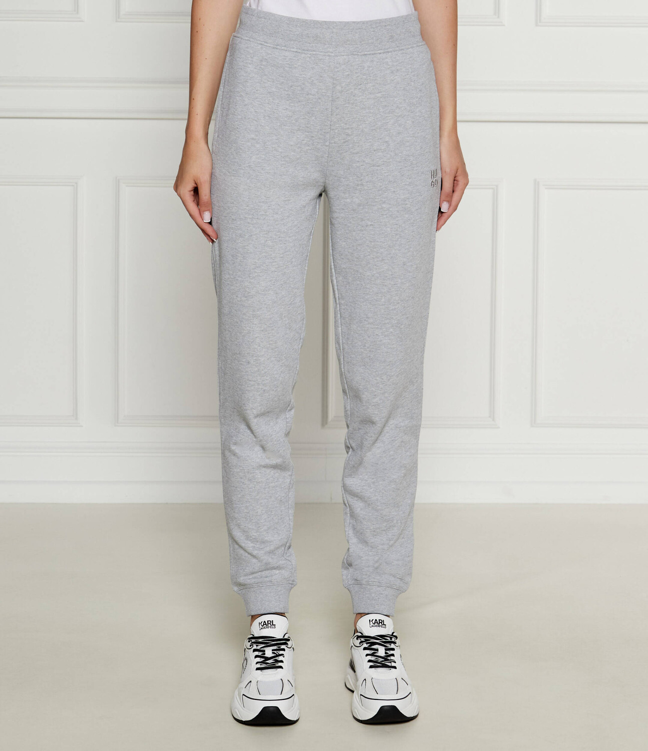 Спортивные брюки HUGO Nelfinia Regular Fit, пепельно-серый
Спортивные брюки HUGO Nelfinia Regular Fit, пепельно-серый