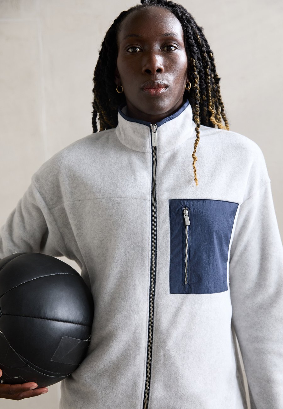 Флисовая куртка Sweaty Betty MALLOW ZIP THROUGH, Grey/Navyblue/Dark Green
Флисовая куртка Sweaty Betty MALLOW ZIP THROUGH, Grey/Navyblue/Dark Green