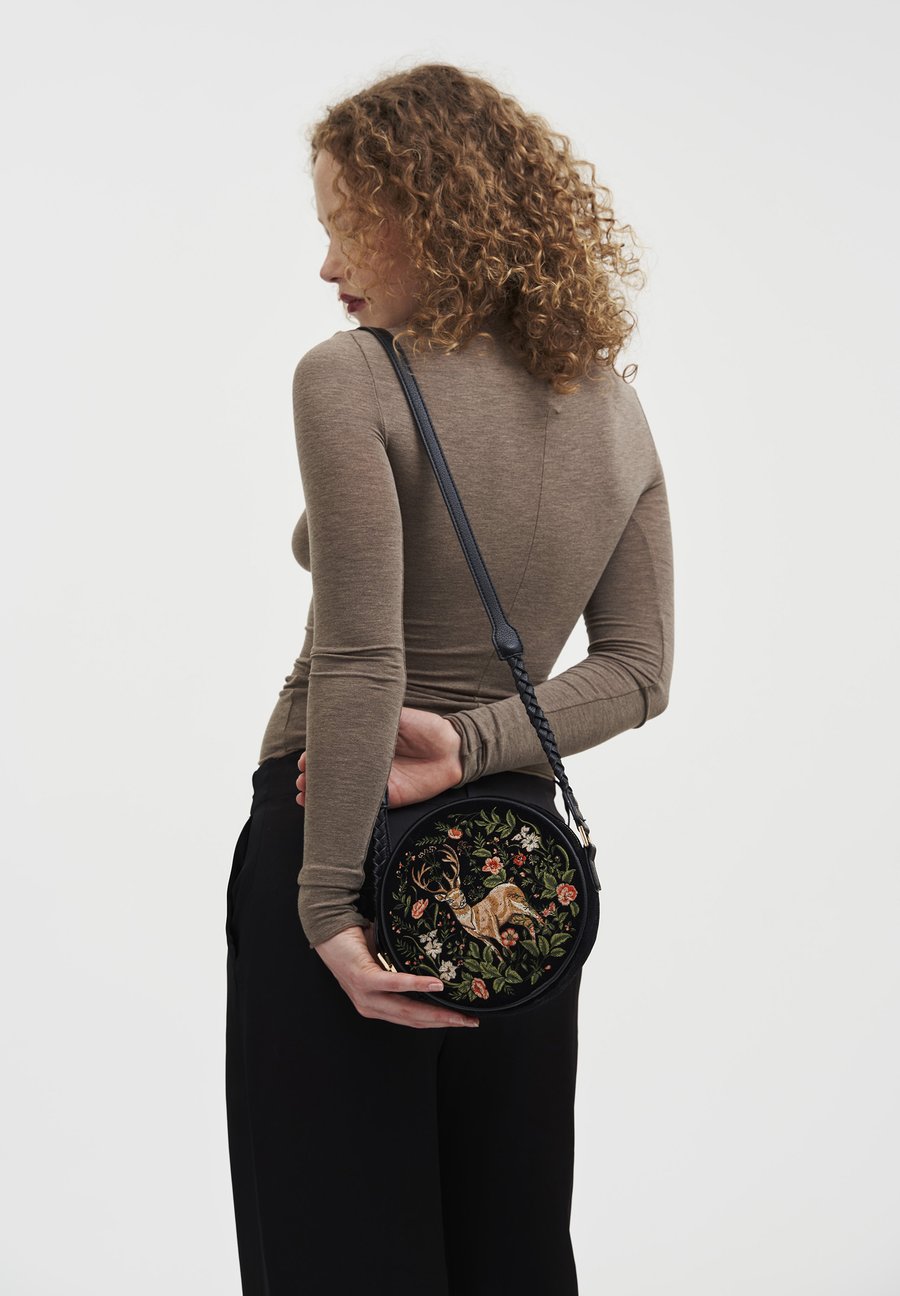 Сумка кросс-боди FABLE ENGLAND AURORA FAWN EMBROIDERED, Black
Сумка кросс-боди FABLE ENGLAND AURORA FAWN EMBROIDERED, Black