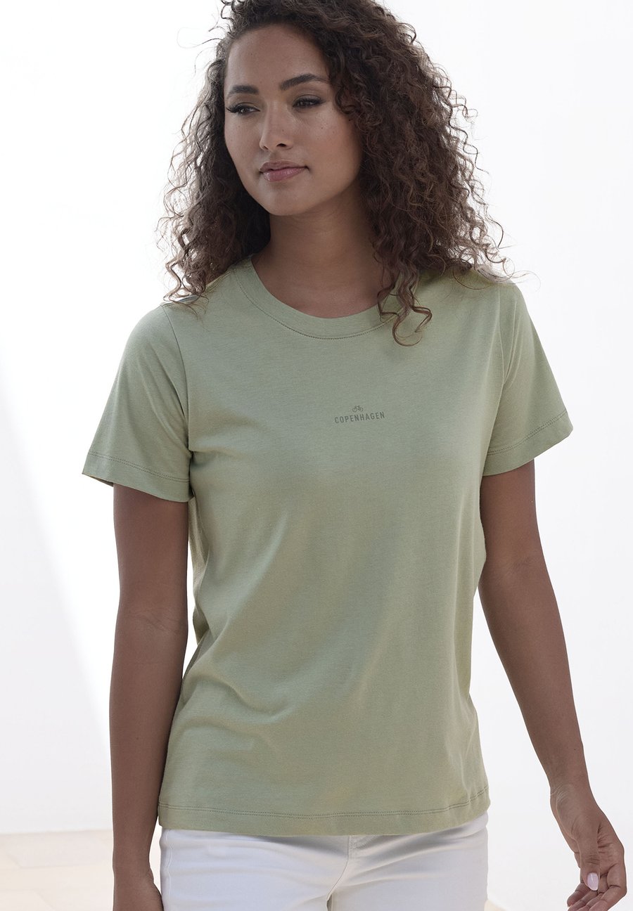 Футболка Copenhagen Studios Basic T-shirt, Light Olive/Olive, Хаки, Футболка Copenhagen Studios Basic T-shirt, Light Olive/Olive
Футболка Copenhagen Studios Basic T-shirt, Light Olive/Olive, Хаки, Футболка Copenhagen Studios Basic T-shirt, Light Olive/Olive