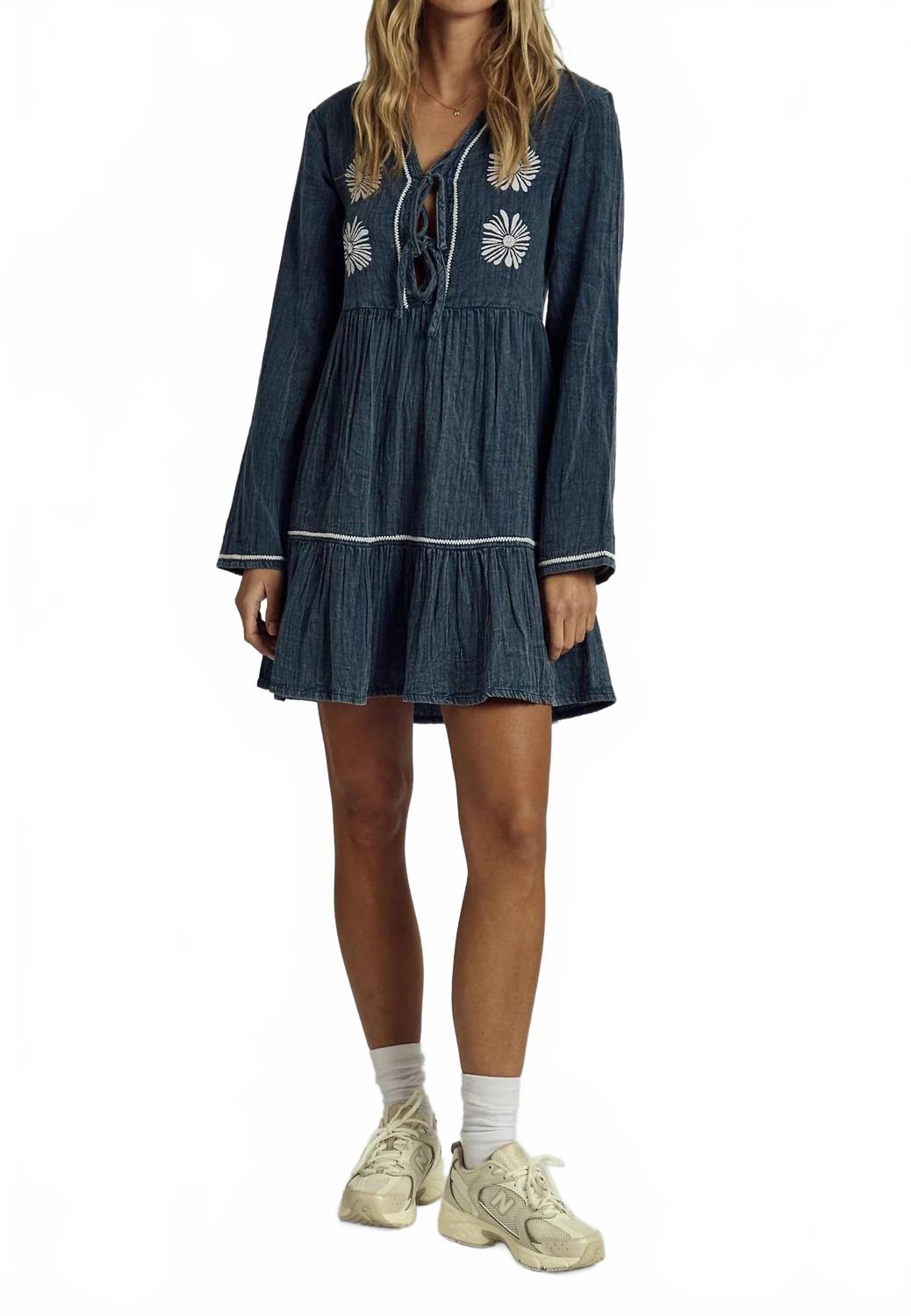 Denver Вышитое платье в синем цвете Native Youth
Denver Вышитое платье в синем цвете Native Youth