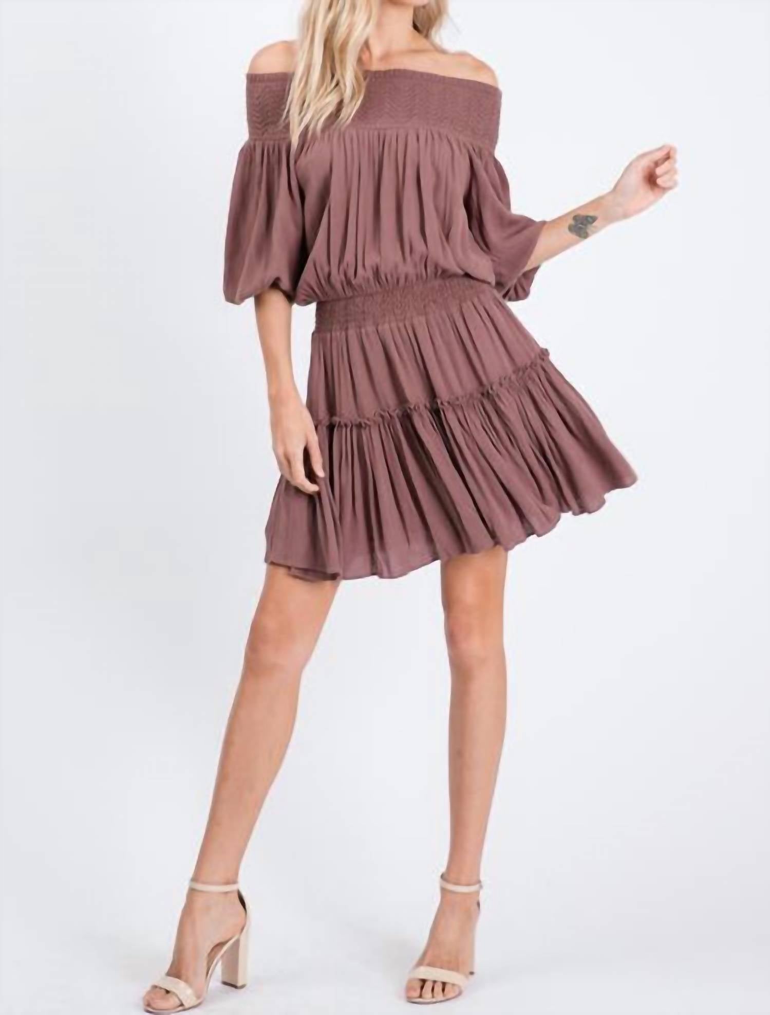 Короткое платье-сборка коричневого цвета Hailey & Co
Короткое платье-сборка коричневого цвета Hailey & Co