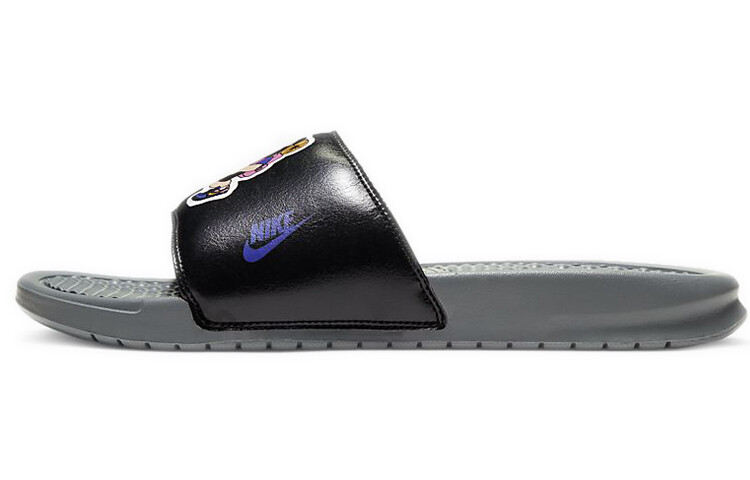 Шлепанцы и сланцы Nike Benassi Jdi Print Slide 'Hiker Cartoon'
Шлепанцы и сланцы Nike Benassi Jdi Print Slide 'Hiker Cartoon'