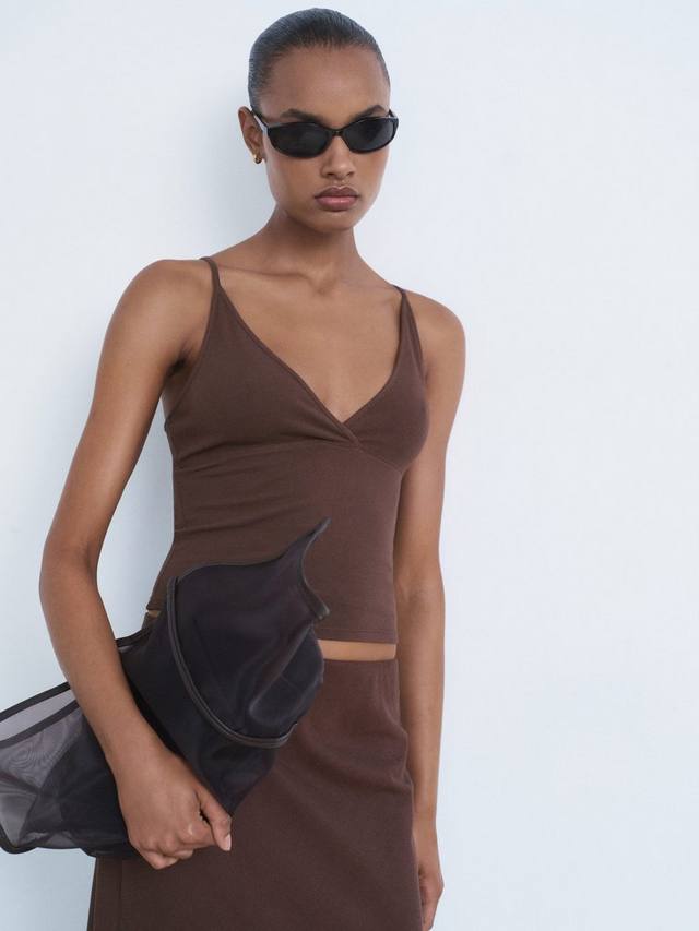 Топ с V-образным вырезом и тонкими бретелями из смесового хлопка Mango, Dark Brown
Топ с V-образным вырезом и тонкими бретелями из смесового хлопка Mango, Dark Brown