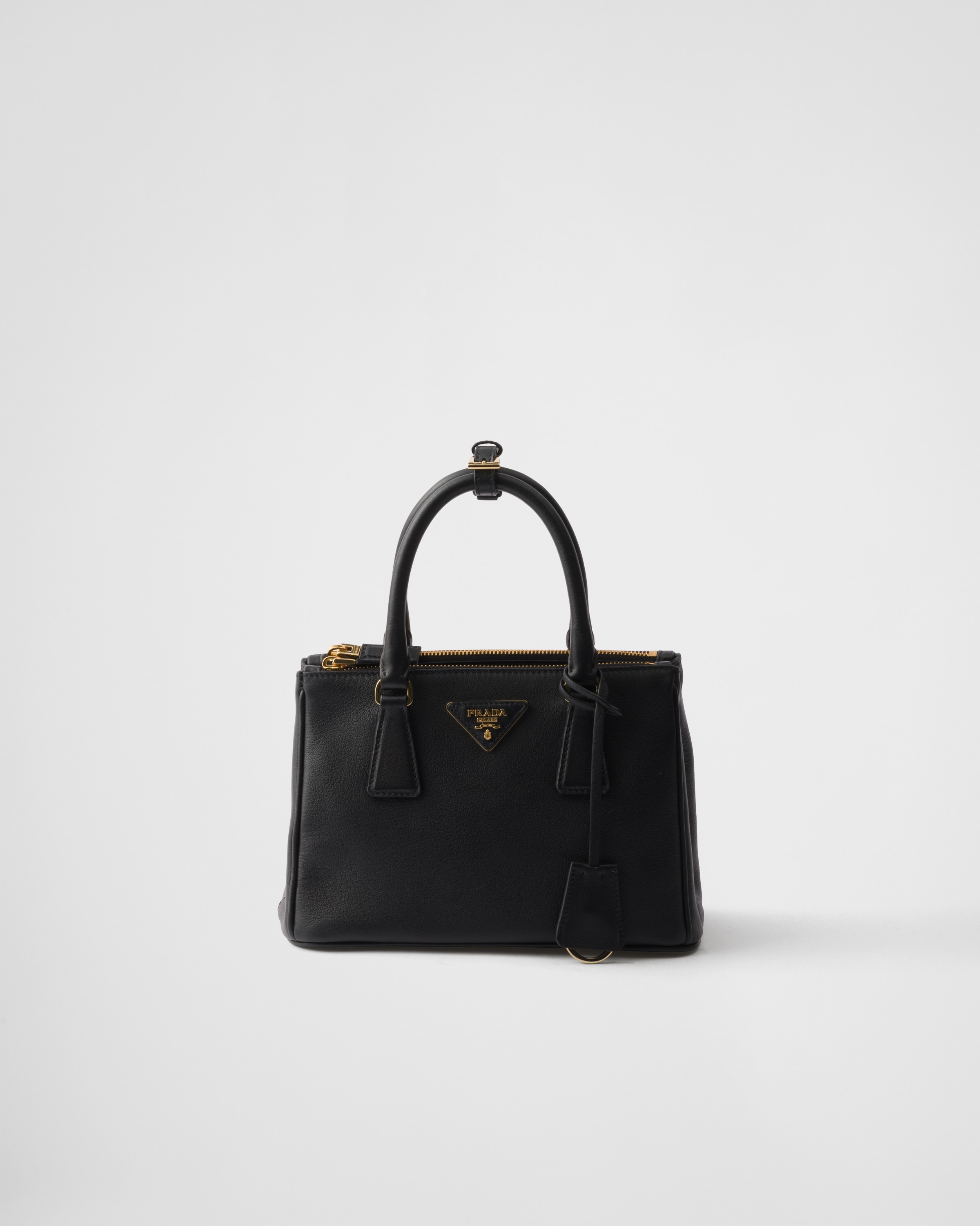 Маленькая кожаная сумка Prada Galleria Prada, черный
Маленькая кожаная сумка Prada Galleria Prada, черный