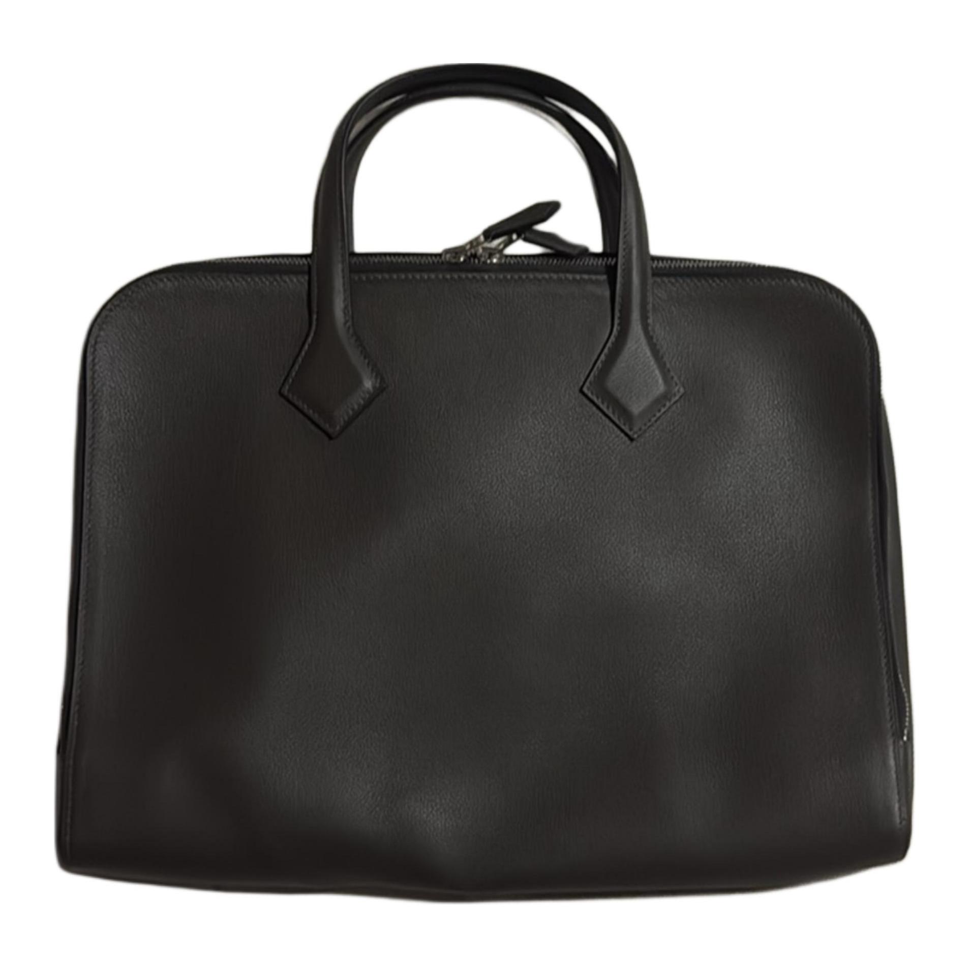 HERMES Сумка-портфель Victoria Light Evercolor Leather мужская G8 Vert Maquis Forest Green
HERMES Сумка-портфель Victoria Light Evercolor Leather мужская G8 Vert Maquis Forest Green