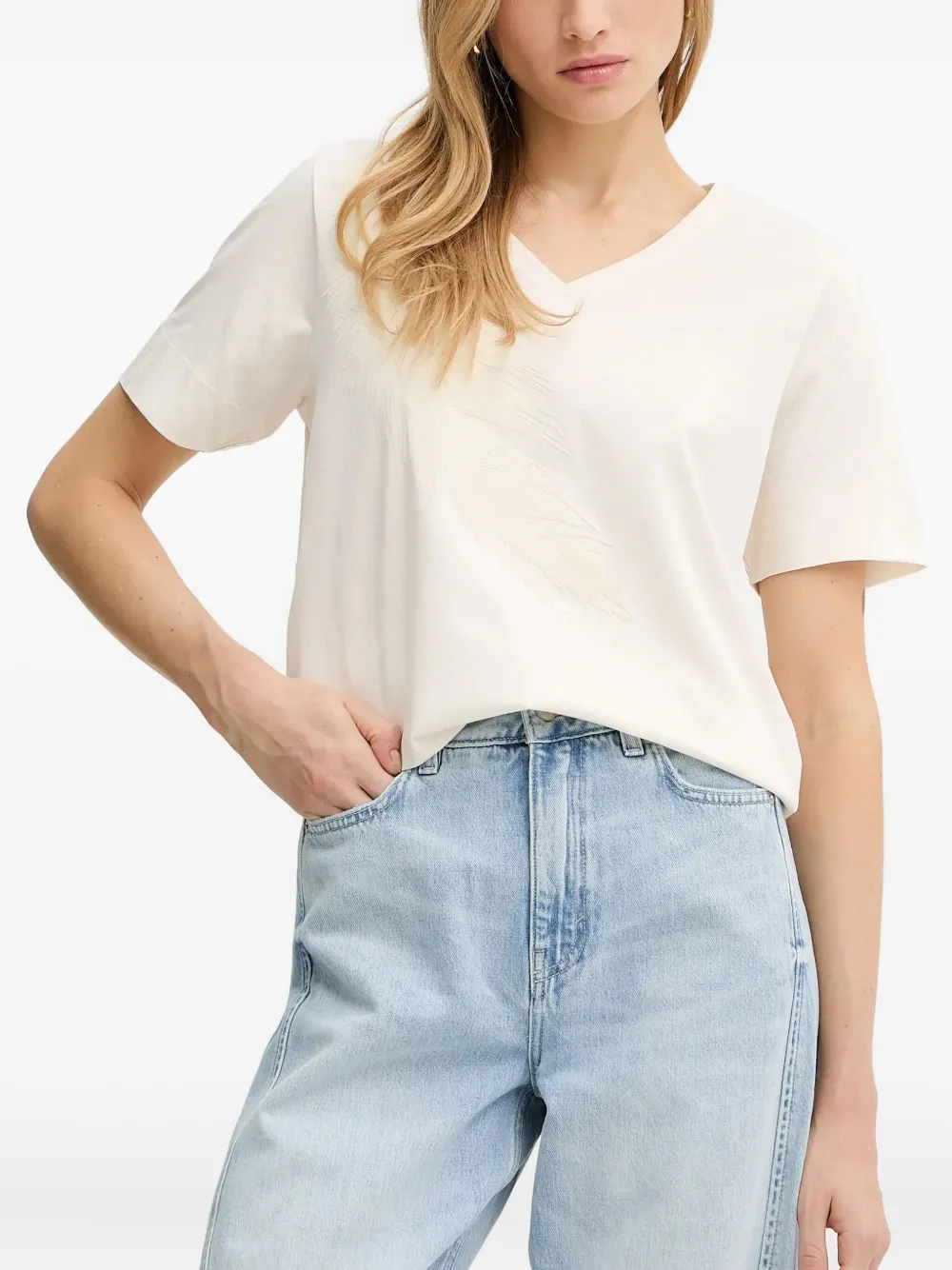 Футболка с V-образным вырезом, украшенная перьями BOSS, белый
Футболка с V-образным вырезом, украшенная перьями BOSS, белый