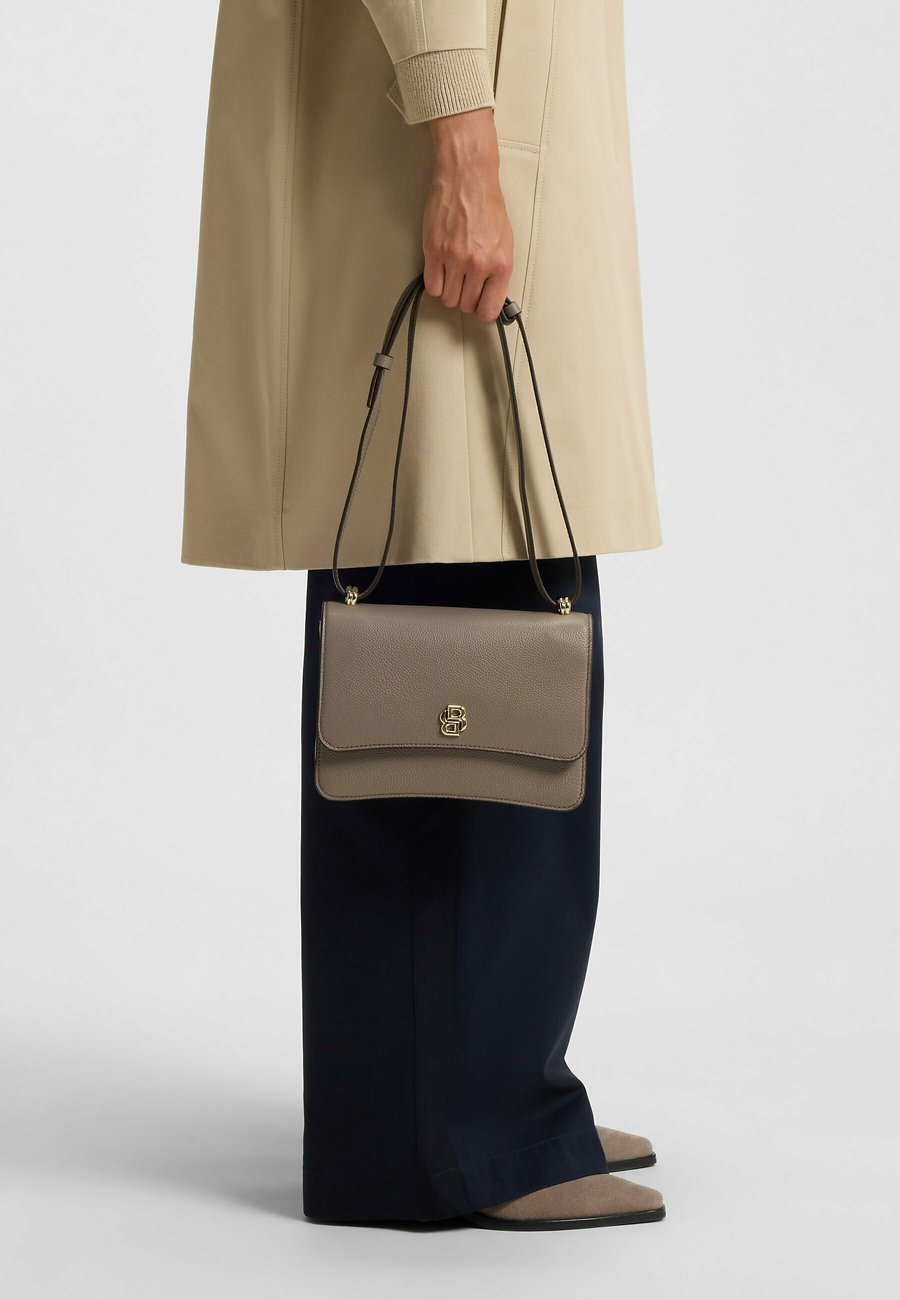 Сумка кросс-боди BOSS BEYOND, Open Brown Seven/Brown
Сумка кросс-боди BOSS BEYOND, Open Brown Seven/Brown