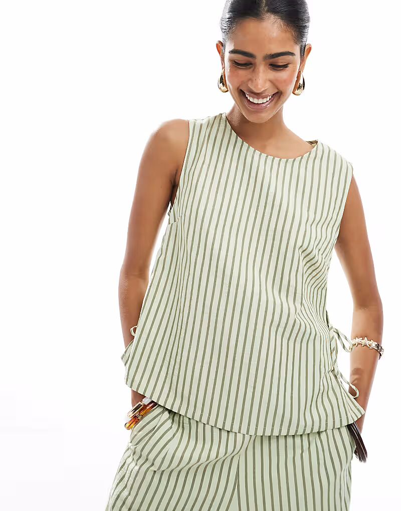 Топ из сирсакера с завязками по бокам от ASOS DESIGN в полоску цвета хаки
Топ из сирсакера с завязками по бокам от ASOS DESIGN в полоску цвета хаки