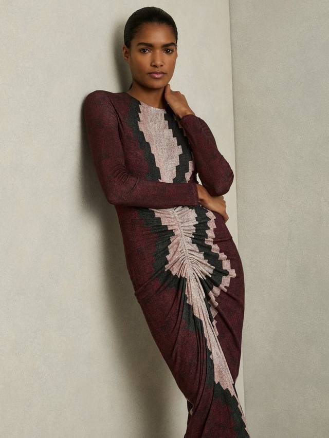 Изящное трикотажное платье от джорджии с рюшами Reiss, бордовый 
Изящное трикотажное платье от джорджии с рюшами Reiss, бордовый