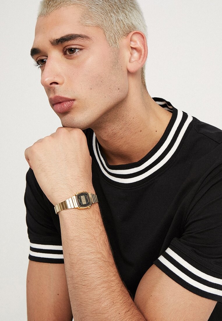 Цифровые часы Casio
Цифровые часы Casio