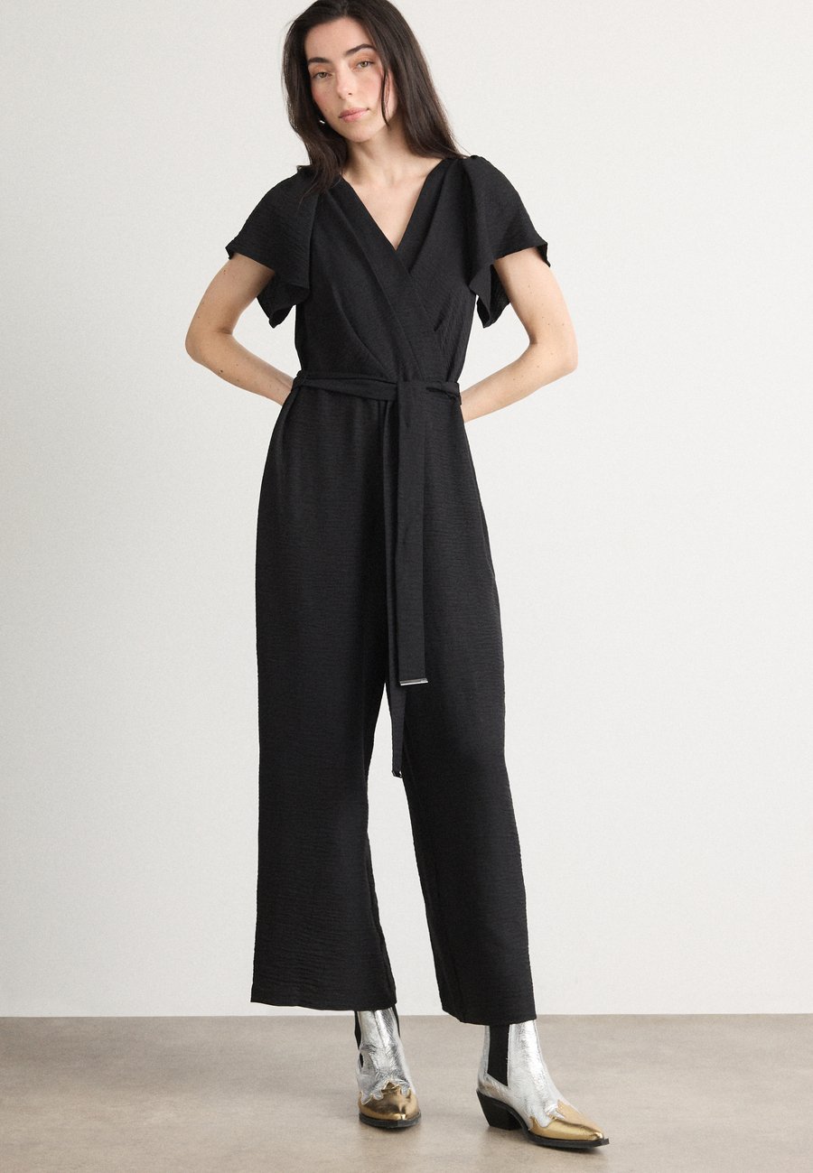 Комбинезон DKNY FLUTTER SLV V NECK, Black
Комбинезон DKNY FLUTTER SLV V NECK, Black