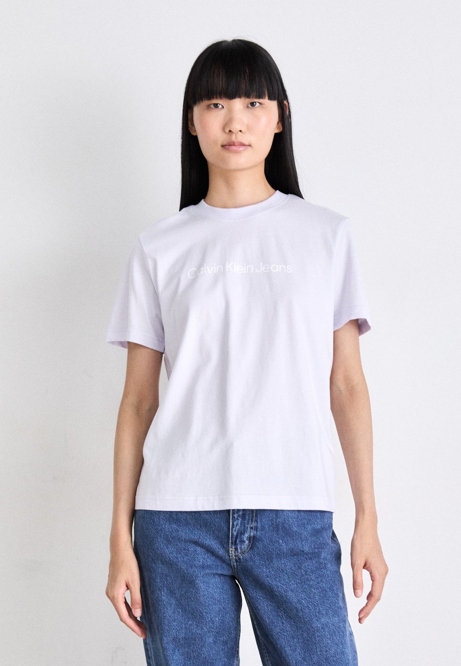 Футболка Calvin Klein Jeans LOGO CLASSIC TEE, Lacey Lilac/Lilac, Фиолетовый, Футболка Calvin Klein Jeans LOGO CLASSIC TEE, Lacey Lilac/Lilac
Футболка Calvin Klein Jeans LOGO CLASSIC TEE, Lacey Lilac/Lilac, Фиолетовый, Футболка Calvin Klein Jeans LOGO CLASSIC TEE, Lacey Lilac/Lilac