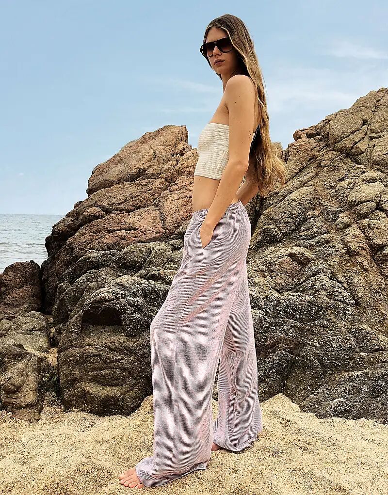 Полосатые брюки Bershka в деревенском стиле бордового цвета
Полосатые брюки Bershka в деревенском стиле бордового цвета