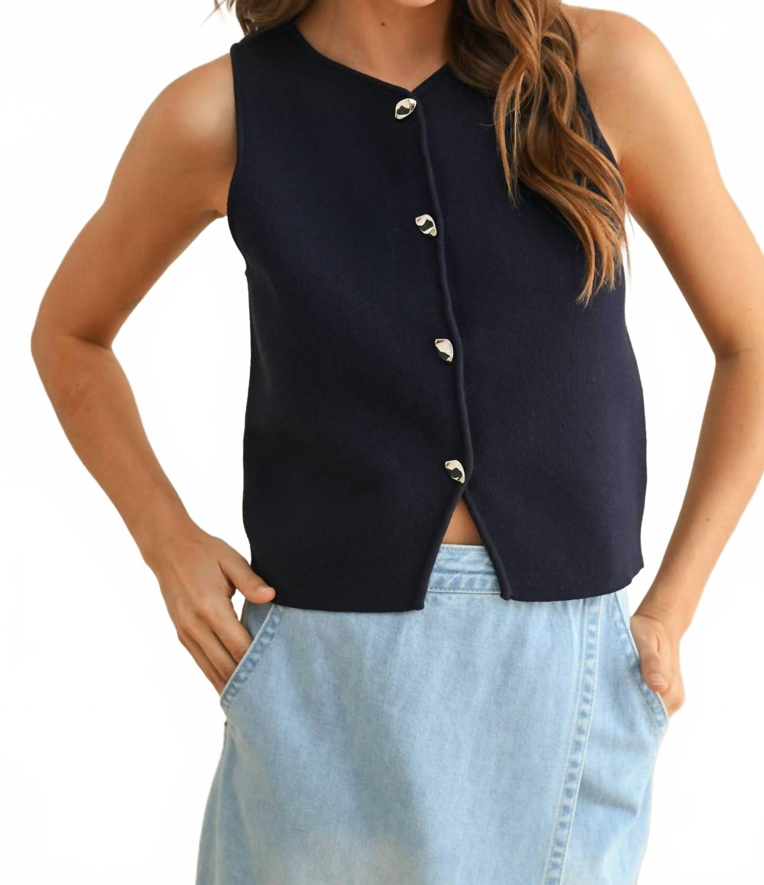 Обожаю вязаный жилет с рельефными металлическими пуговицами в темном кобальтовом цвете MIOU MUSE, Dark Cobalt
Обожаю вязаный жилет с рельефными металлическими пуговицами в темном кобальтовом цвете MIOU MUSE, Dark Cobalt