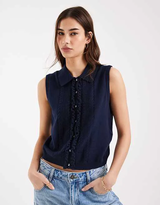 Супермягкий темно-синий вязаный жилет с мини-рюшами Levi's
Супермягкий темно-синий вязаный жилет с мини-рюшами Levi's