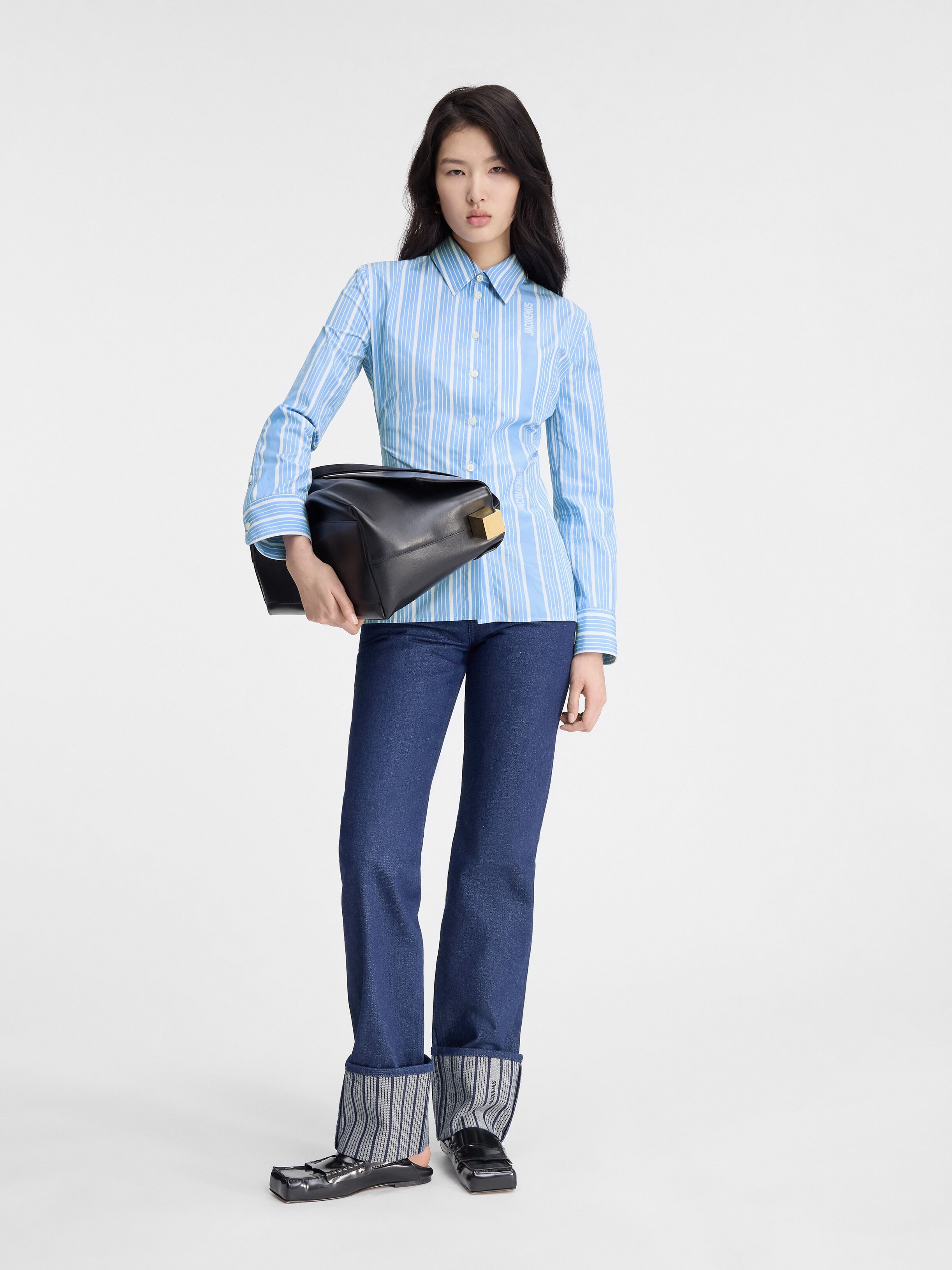 Полосатая рубашка с открытой спиной JACQUEMUS The suit shirt, цвет Jacquard Blue/White
Полосатая рубашка с открытой спиной JACQUEMUS The suit shirt, цвет Jacquard Blue/White