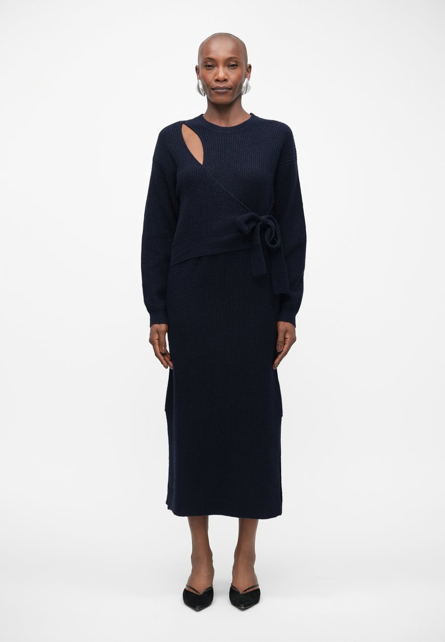 Платье DESIGNERS REMIX CARMEN TIE DRESS, Dark Blue
Платье DESIGNERS REMIX CARMEN TIE DRESS, Dark Blue