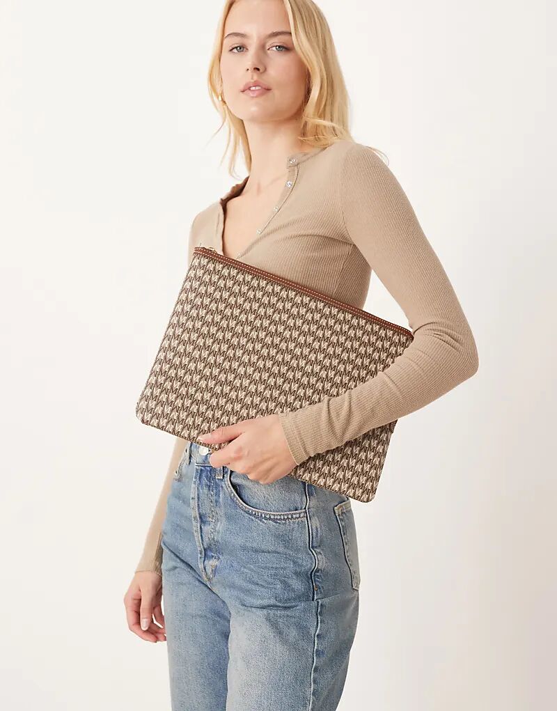 Чехол для ноутбука Mango с монограммой
Чехол для ноутбука Mango с монограммой