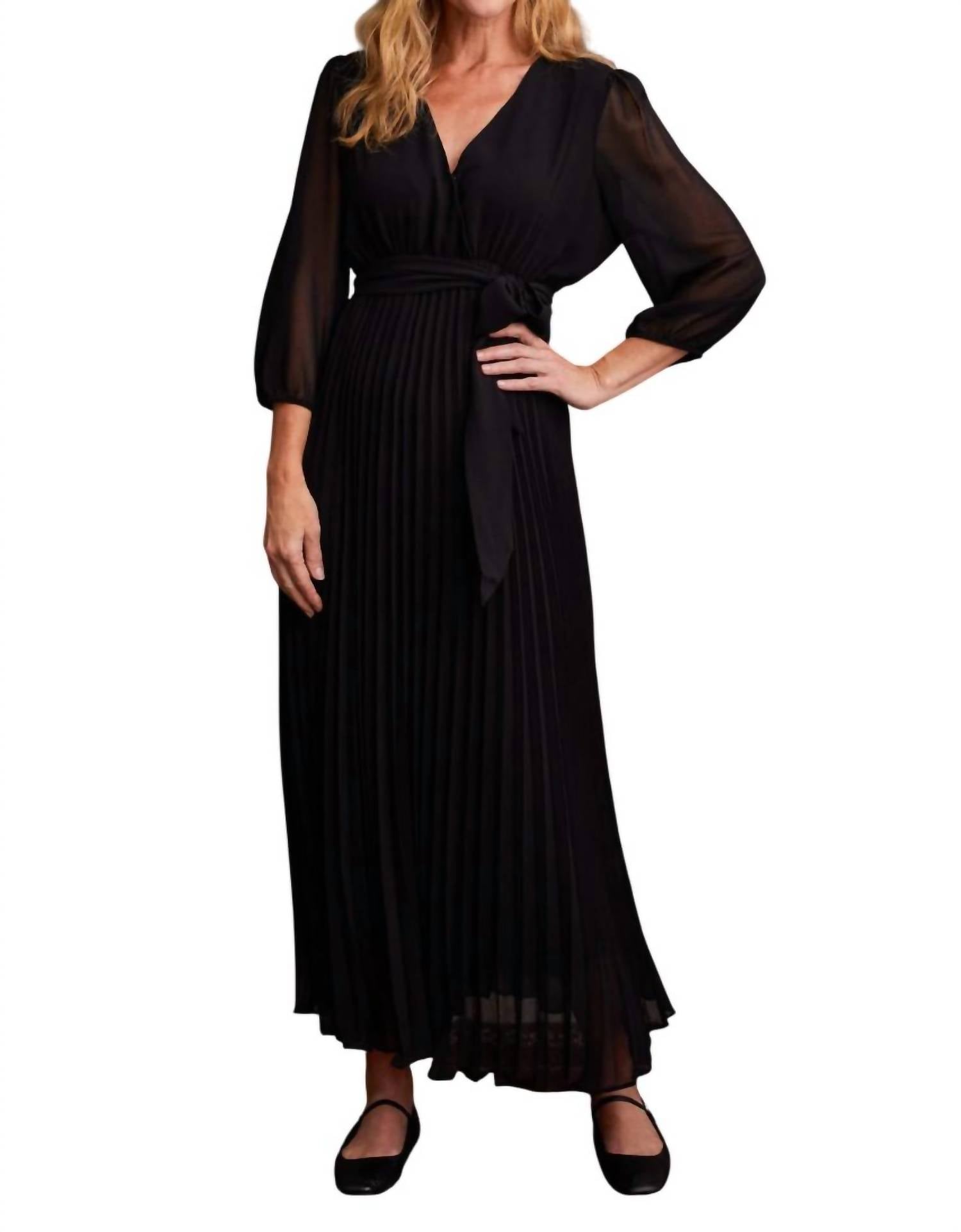 Черное платье с V-образным вырезом и рукавами три четверти TRIBAL
Черное платье с V-образным вырезом и рукавами три четверти TRIBAL