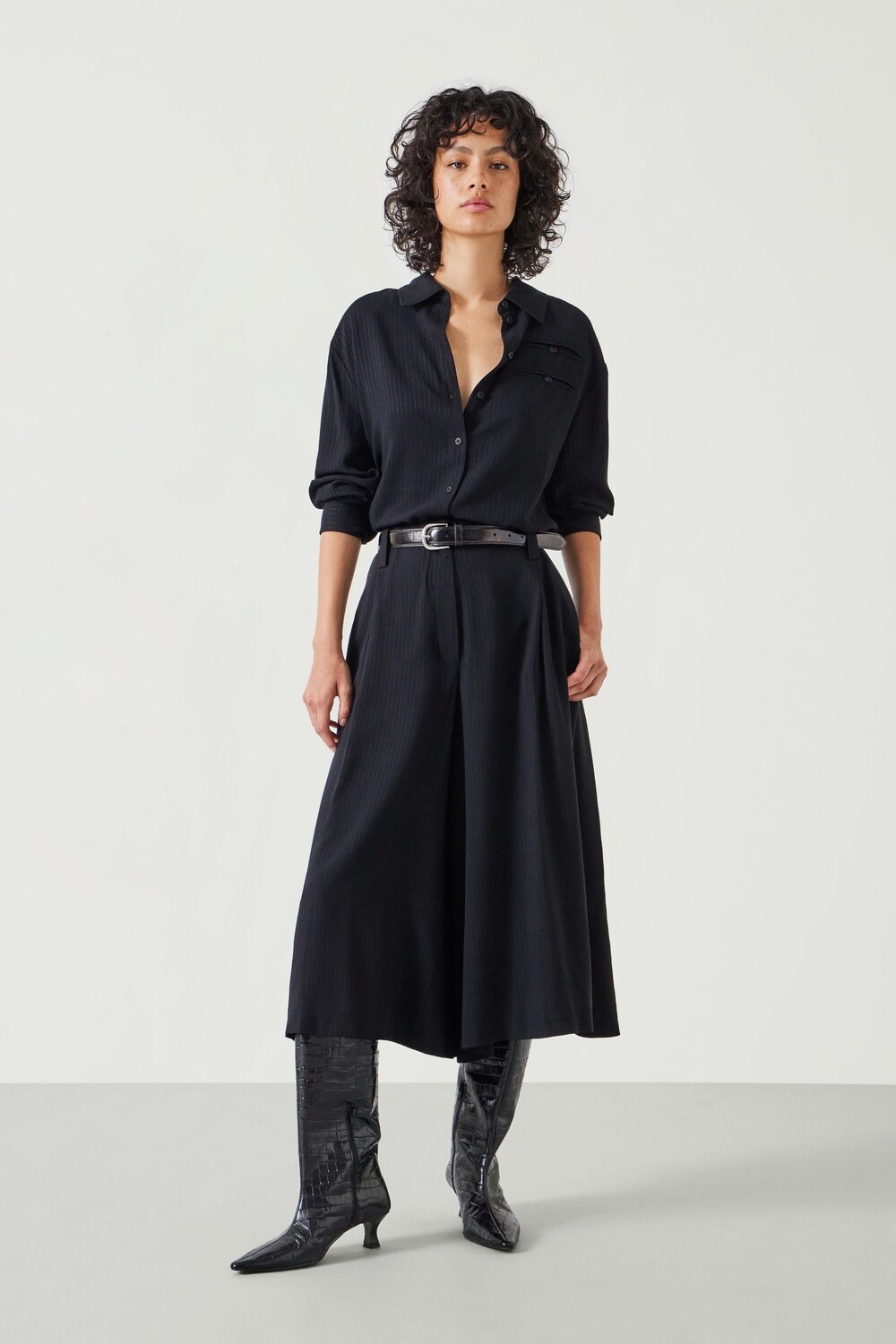 Брюки кюлоты в тонкую полоску Akira Hush, черный
Брюки кюлоты в тонкую полоску Akira Hush, черный