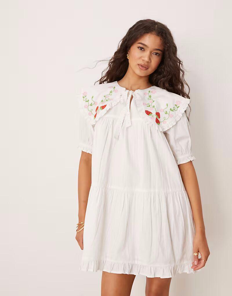 Платье-халат с вышитыми деталями Neon Rose белого цвета
Платье-халат с вышитыми деталями Neon Rose белого цвета