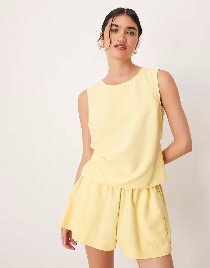 Топ с открытыми завязками сзади желтого цвета Asos Design
Топ с открытыми завязками сзади желтого цвета Asos Design