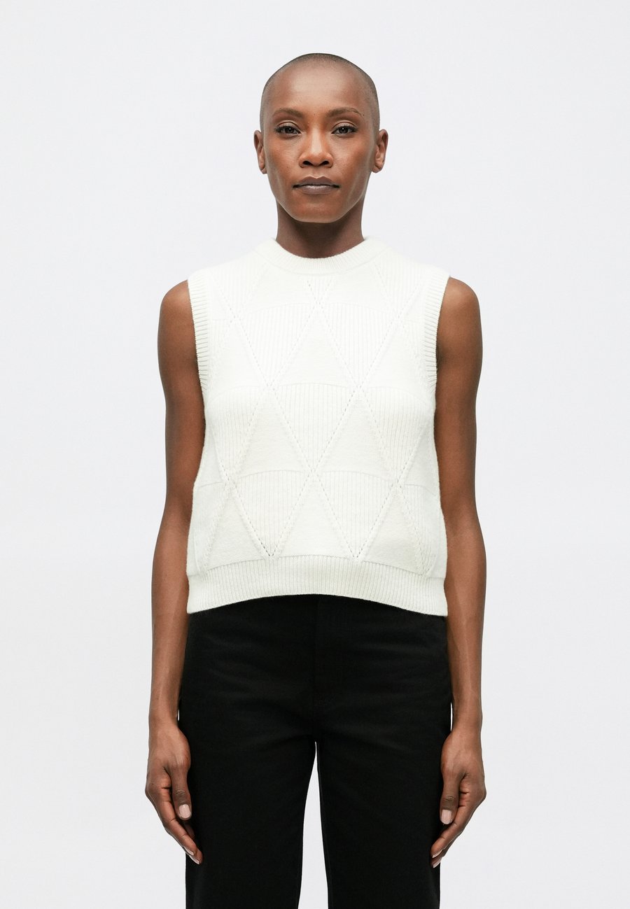 Джемпер Maison Kitsuné TEXTURED ARGYLE VEST, Parchment White/Off-White
Джемпер Maison Kitsuné TEXTURED ARGYLE VEST, Parchment White/Off-White