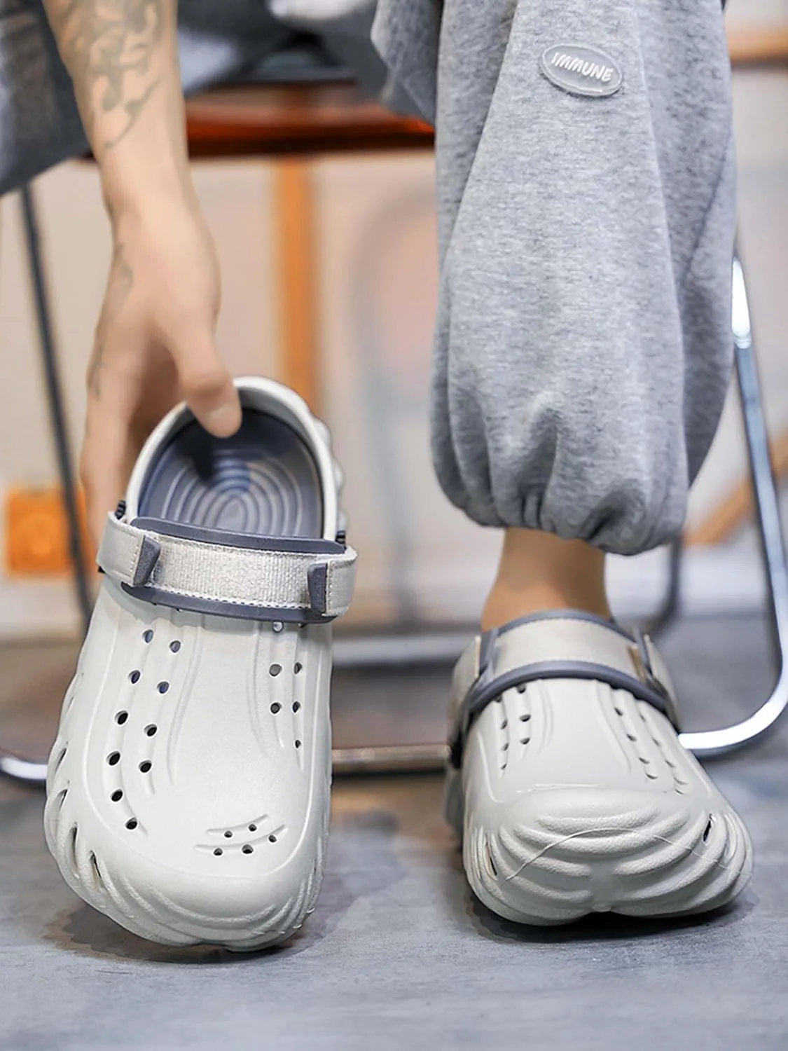 Сандалии и шлепанцы с отверстиями для мужчин с противоскользящей подошвой для ношения на улице CYYDS, белый
Сандалии и шлепанцы с отверстиями для мужчин с противоскользящей подошвой для ношения на улице CYYDS, белый