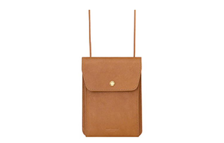 SAINT LAURENT Кожаная сумочка-клатч через плечо на пояс женская коричневая
SAINT LAURENT Кожаная сумочка-клатч через плечо на пояс женская коричневая