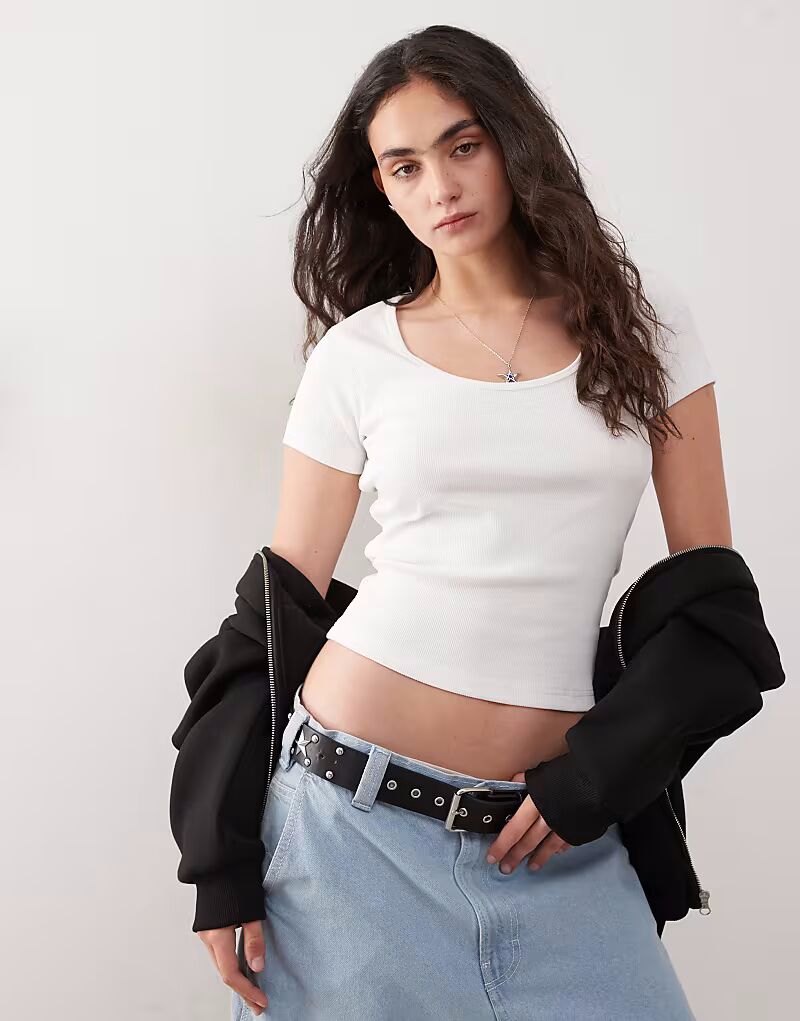 COLLUSION ребристый топ с короткими рукавами и круглым вырезом белого цвета
COLLUSION ребристый топ с короткими рукавами и круглым вырезом белого цвета