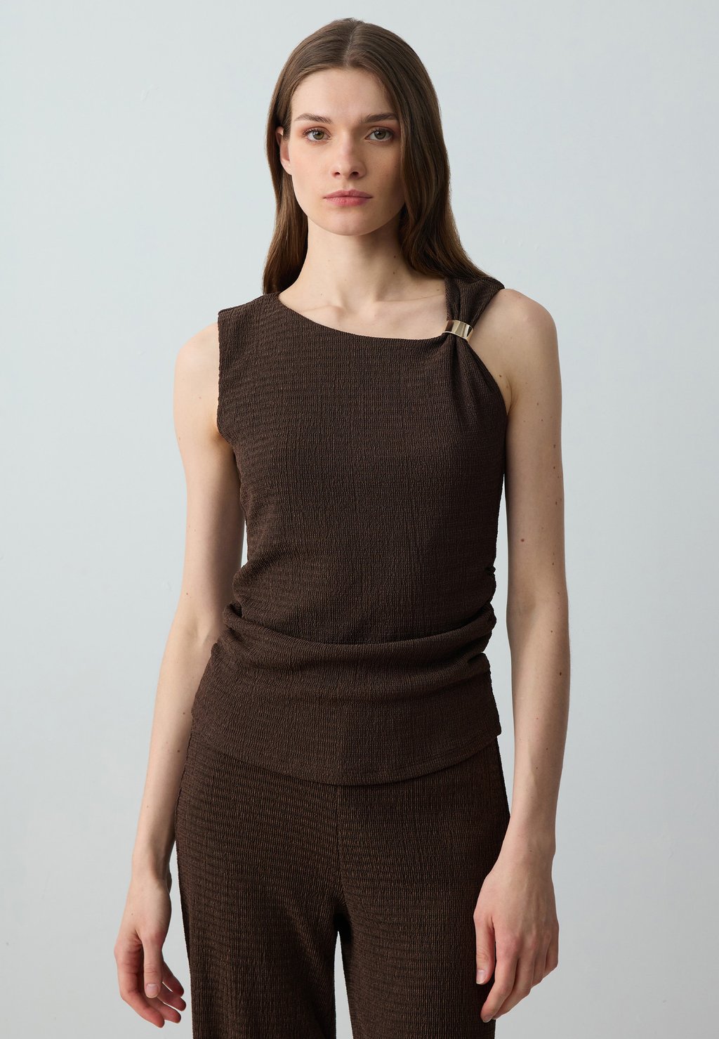 Топ REGULAR FIT BIITER Jimmy Key, цвет Biiter Brown
Топ REGULAR FIT BIITER Jimmy Key, цвет Biiter Brown