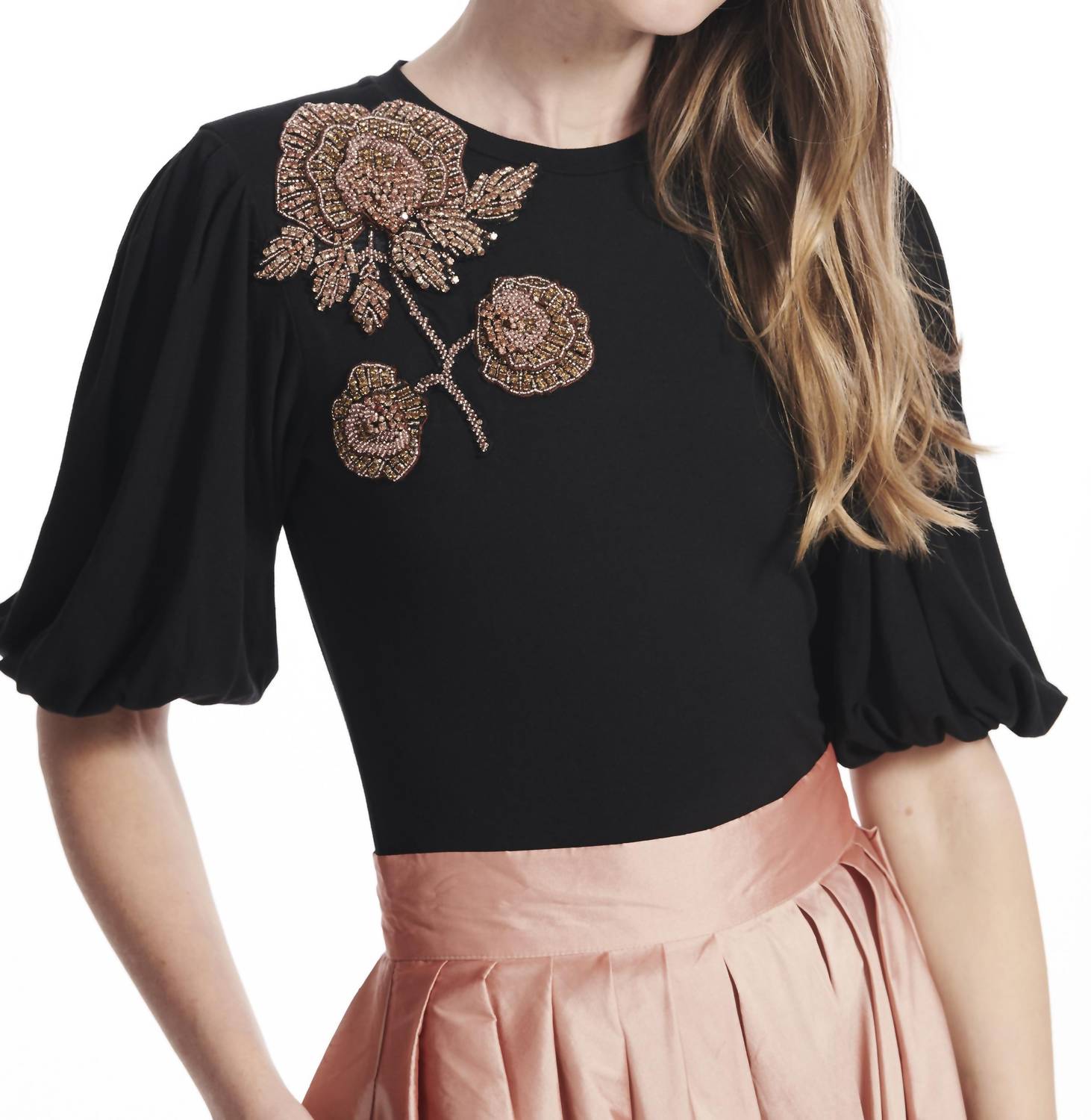 Футболка с бусинами и цветами, рукава-фонарики, черный/абрикосовый EMILY SHALANT
Футболка с бусинами и цветами, рукава-фонарики, черный/абрикосовый EMILY SHALANT