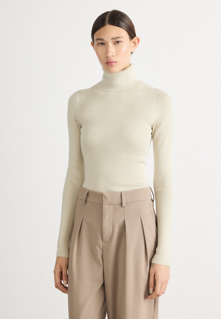 Джемпер Calvin Klein Jeans LABEL ROLL NECK, Pelican/Off-White
Джемпер Calvin Klein Jeans LABEL ROLL NECK, Pelican/Off-White