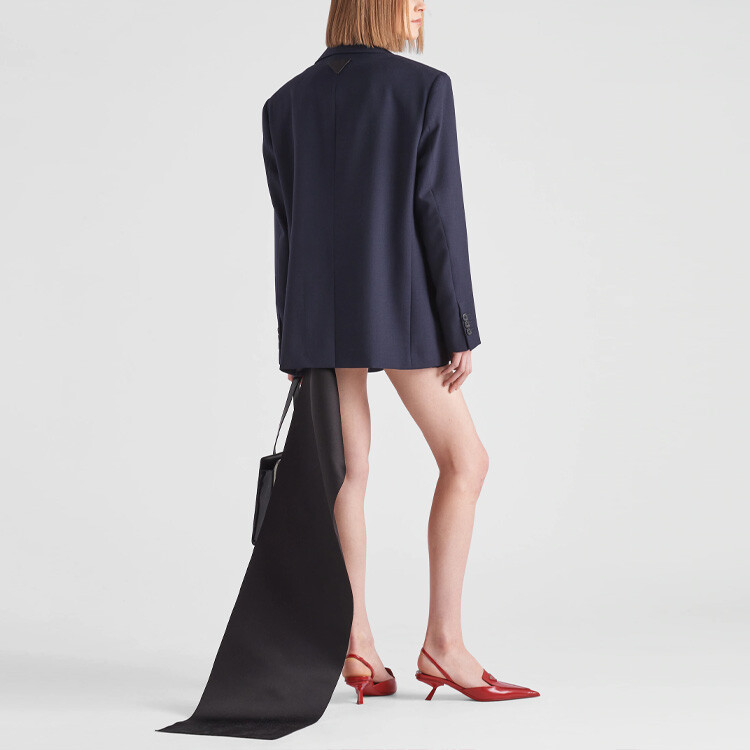 Деловой костюм женский темно-синий Prada
Деловой костюм женский темно-синий Prada