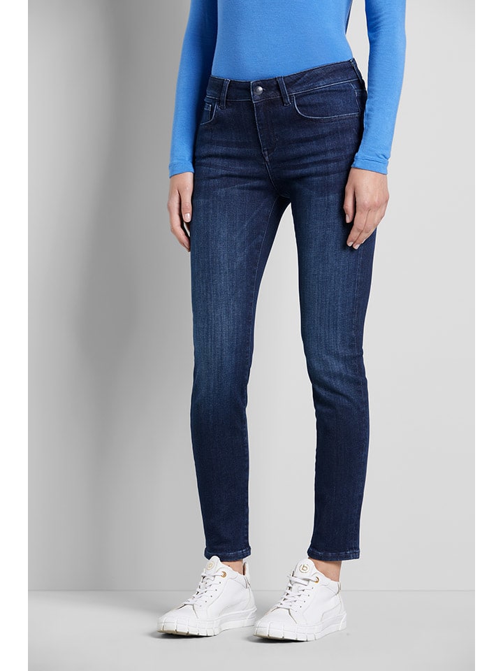 Bugatti Джинсы - зауженный крой - темно-синего цвета
Bugatti Джинсы - зауженный крой - темно-синего цвета