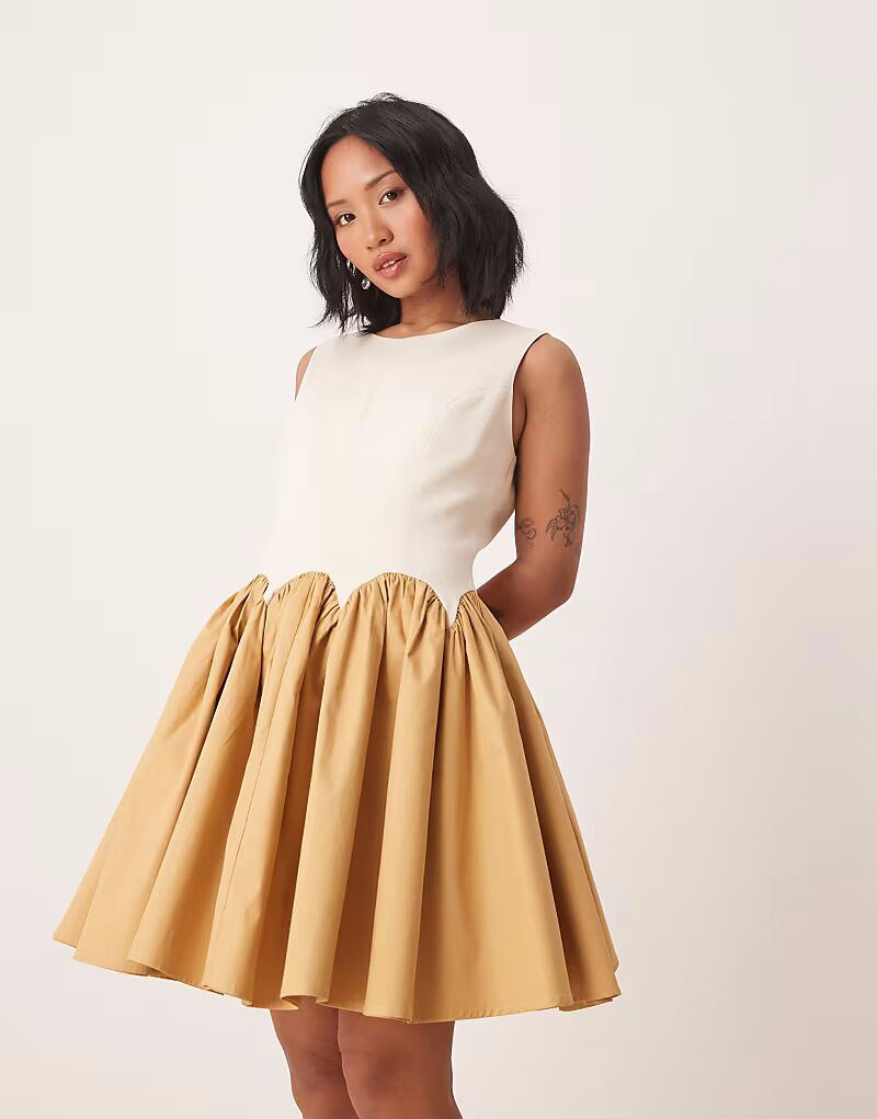 Мини-платье Never Fully Dressed Petite с контрастным подолом цвета верблюжьей шерсти 
Мини-платье Never Fully Dressed Petite с контрастным подолом цвета верблюжьей шерсти