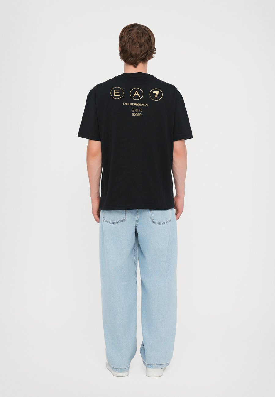 Спортивная футболка EA7 Emporio Armani TRAIN LOGO TEE UNISEX, Black/Gold Coloured/Black
Спортивная футболка EA7 Emporio Armani TRAIN LOGO TEE UNISEX, Black/Gold Coloured/Black