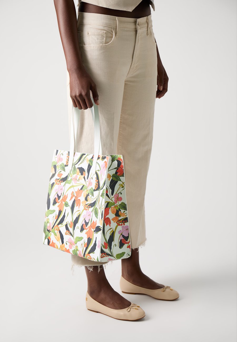 Сумка-шоппер Ted Baker FLOWELA FLORAL PRINTED ICON BAG, Cream/Beige
Сумка-шоппер Ted Baker FLOWELA FLORAL PRINTED ICON BAG, Cream/Beige