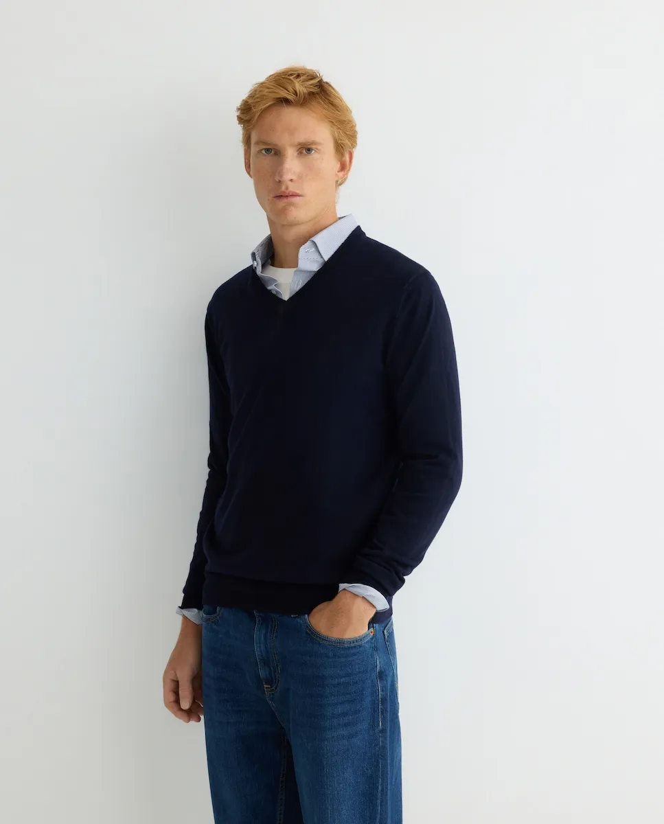 Мужской джемпер из шерсти мериноса с V-образным вырезом Façonnable, синий
Мужской джемпер из шерсти мериноса с V-образным вырезом Façonnable, синий